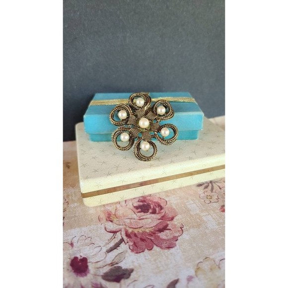 Large Faux Pearl Filigree Flower Brooch - Picture 4 of 10